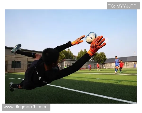 杰克在绿茵场上挥洒汗水与激情，足球梦启航的精彩瞬间